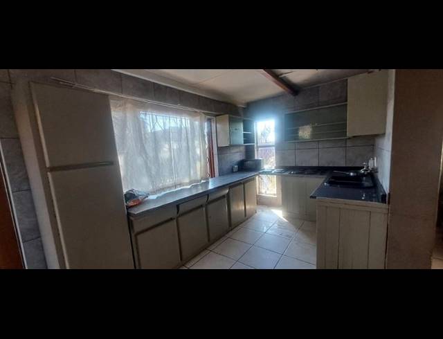 5 BEDROOM HOUSE FOR SALE IN SOPHIATOWN